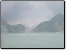 The lakeshore, Kawah Ijen